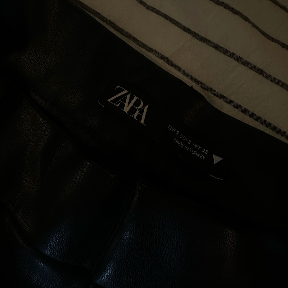 Zara paper AG fake leather shorts